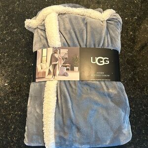 Brand New Ugg Avery Hooded Throw